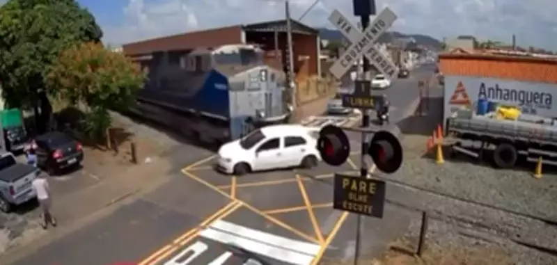 Carro é atingido por trem após colisão traseira em passagem de nível de Itirapina
