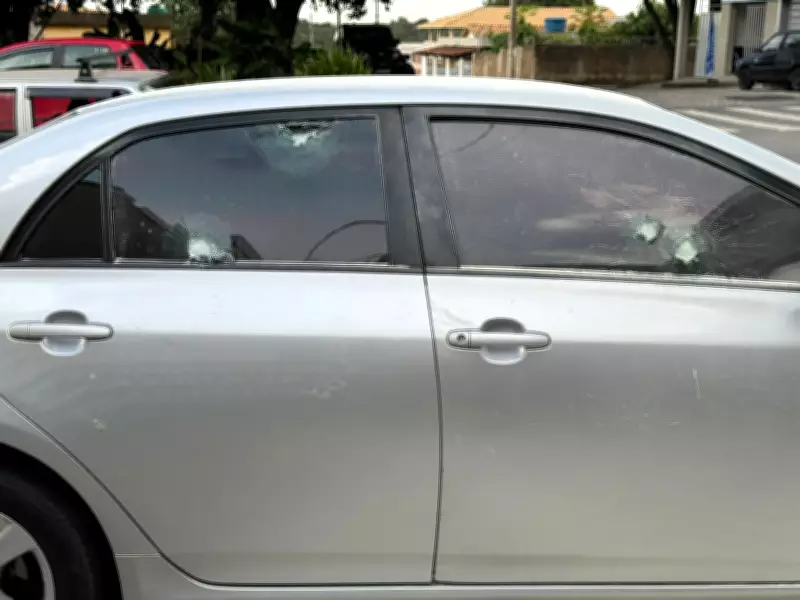 Carro blindado é alvejado por 11 tiros e incendiado em Divinópolis