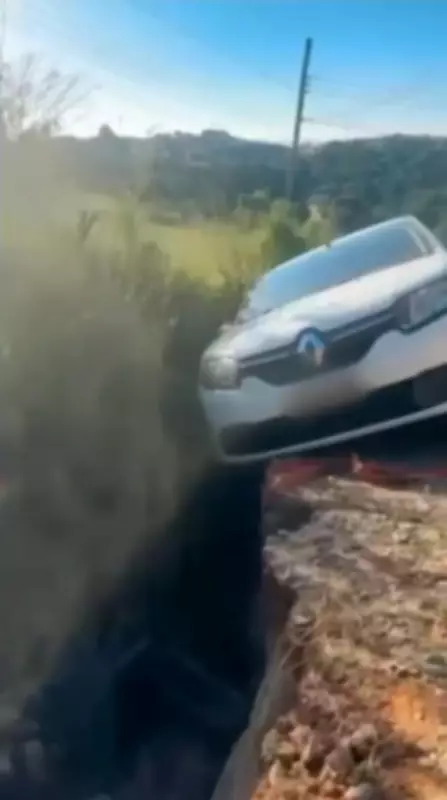 Carro cai em cratera em estrada rural de Jacareí; motorista sai ileso