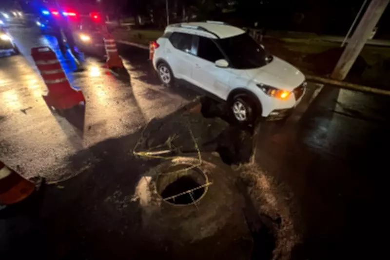 Carro cai em cratera na Avenida da Saúde durante forte chuva em Americana