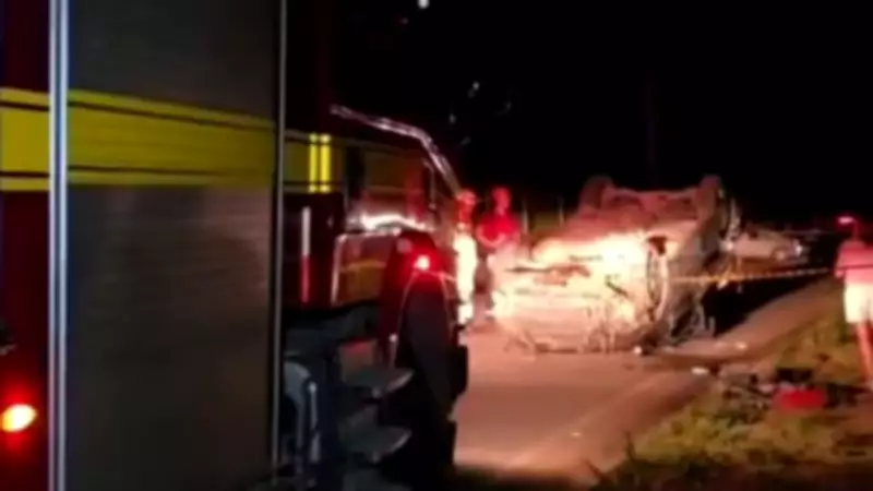 Carro capota após motorista perder controle em curva na estrada de Nova Serrana