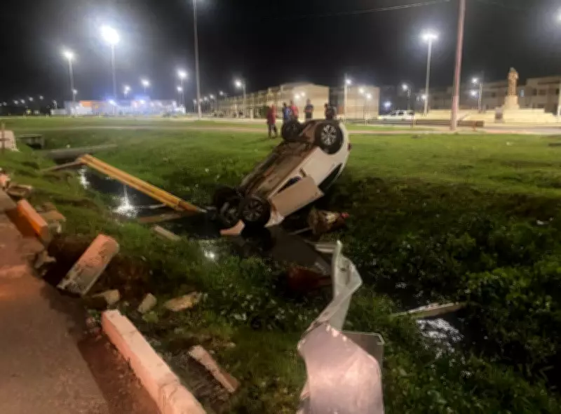 Carro capota e cai em canal na Zona Sul de Aracaju; três pessoas envolvidas