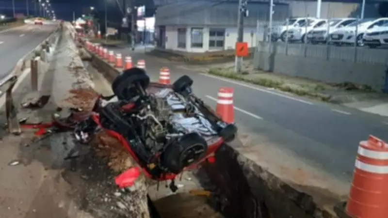 Carro capota e fica suspenso entre vias após acidente na BR-116 em Canoas