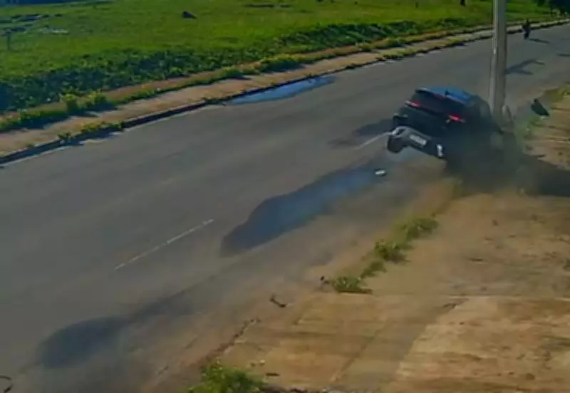 Carro colide contra poste após desviar de outro veículo em Aracaju