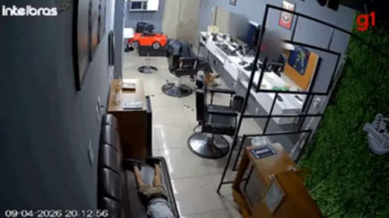 Carro invade barbearia e atinge criança em Manhuaçu; motorista sem CNH tinha mandado de prisão