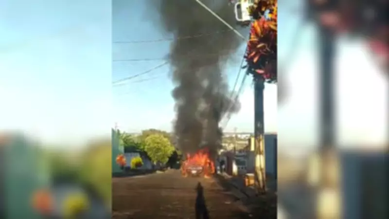 Carro pega fogo durante deslocamento no bairro Maravilha em Uberlândia