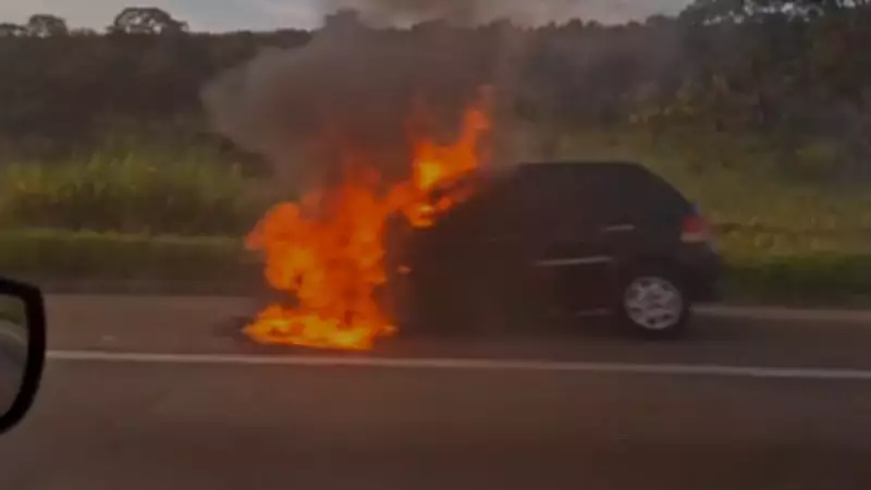 Carro pega fogo na Rodovia Presidente Dutra e interdita parcialmente a via por quase uma hora em Caçapava