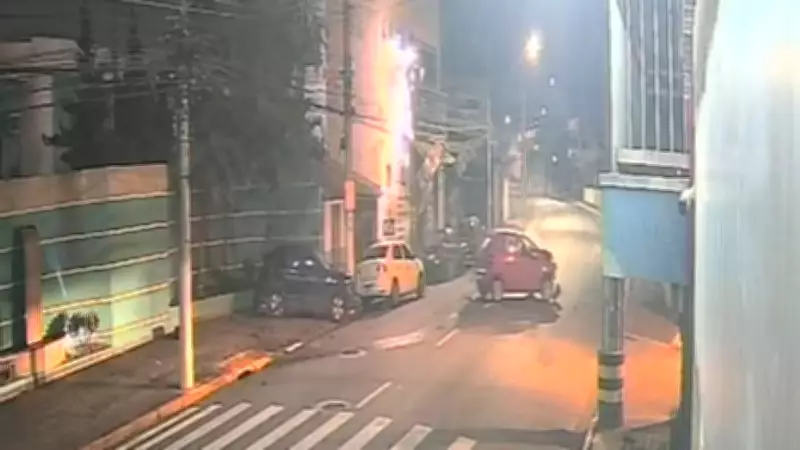 Carro perde controle, atinge veículos e causa explosão em poste em Suzano, SP