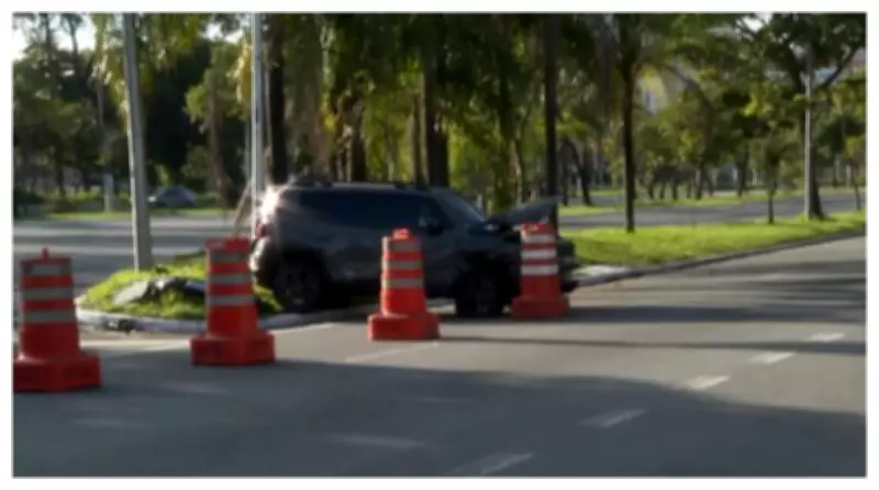 Carro roubado atropela dois PMs e colide com veículos após furar bloqueio em SP