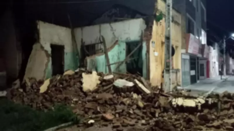 Casa abandonada desaba no centro de Mombaça, no Ceará, sem vítimas