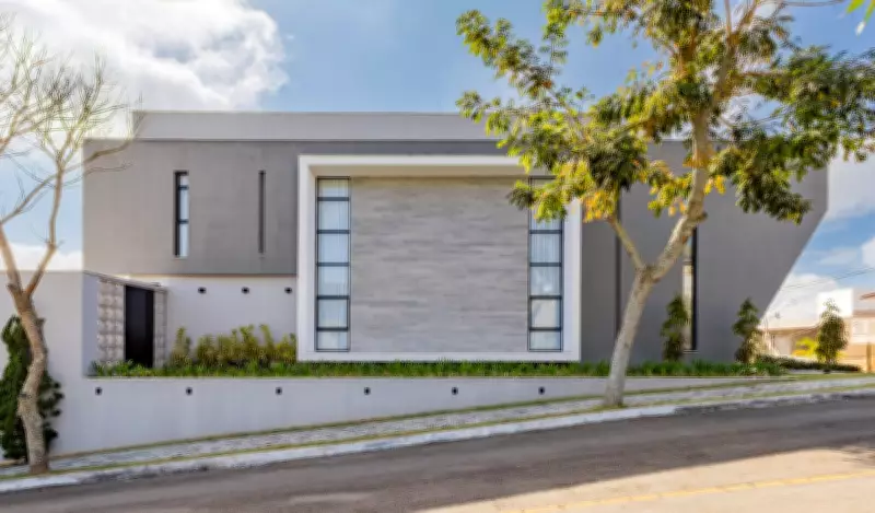 Casa integrada valoriza vista privilegiada e convivência entre ambientes