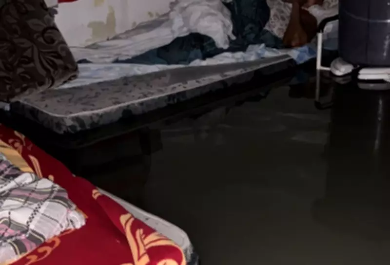 Casal de idosos acamados fica ilhado após fortes chuvas em João Pessoa