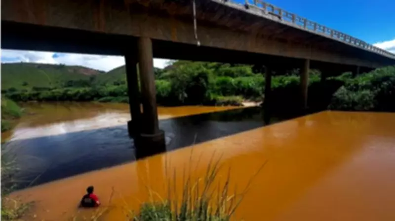 Casal morre e idoso desaparece após carro capotar em ponte na BR-116, em Minas Gerais