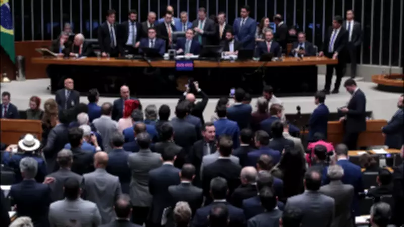 CCJ da Câmara aprova tramitação da PEC da jornada 6x1 para discussão de redução de horas