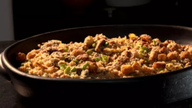Chef JPB ensina receita de farofa mineira com bacon e queijo coalho