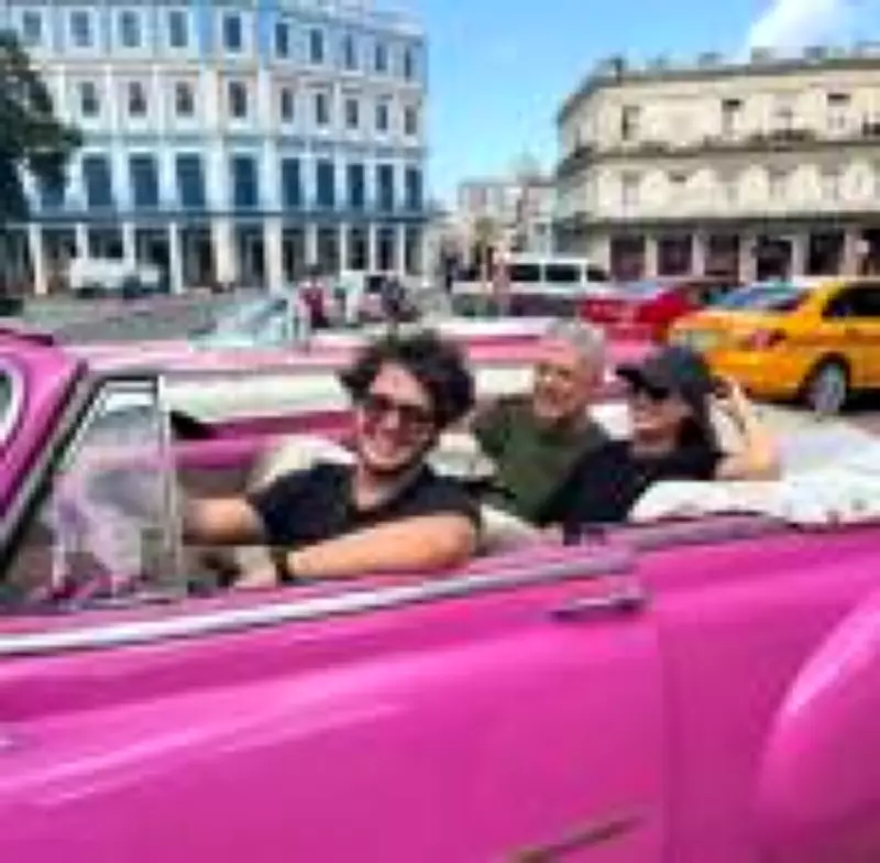 Chico Buarque faz 'voltinhas' em conversível rosa por Cuba e grava com Silvio Rodríguez