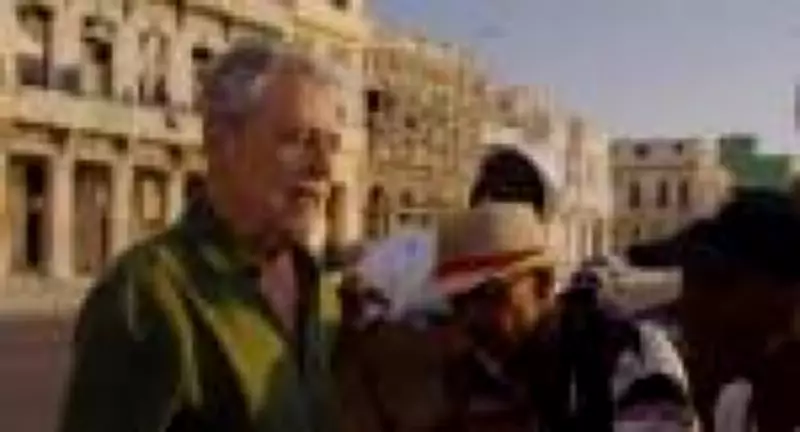 Chico Buarque surpreende em encontro musical espontâneo nas ruas de Havana, Cuba