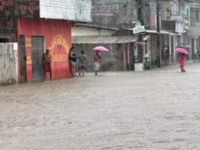 Chuva forte alaga ruas e causa crateras em Natal, Parnamirim e Macaíba