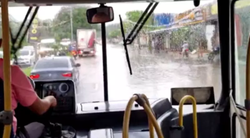 Chuva intensa causa alagamentos e congestionamentos em várias regiões de Manaus