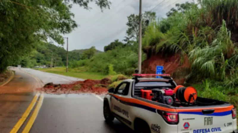 Chuva intensa causa alagamentos e deslizamentos em Jambeiro, SP, sem vítimas