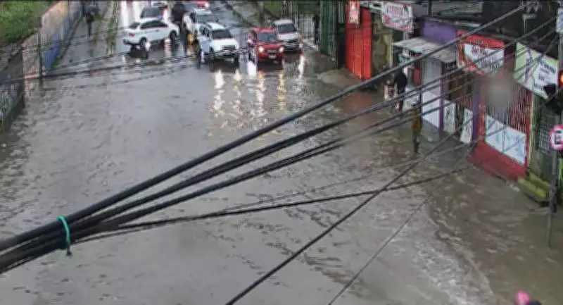 Chuva intensa no Recife causa alagamentos e suspensão de aulas em várias cidades