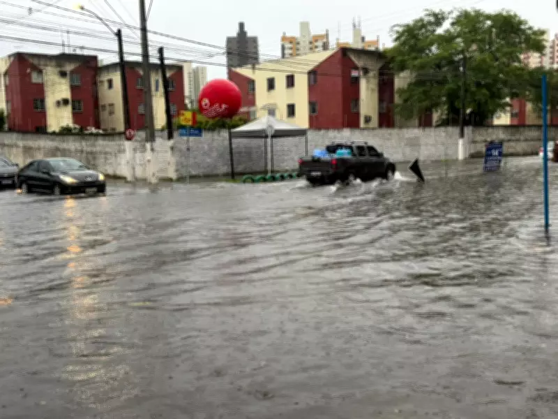 Chuvas alagam ruas e avenidas em Parnamirim; veja pontos intransitáveis