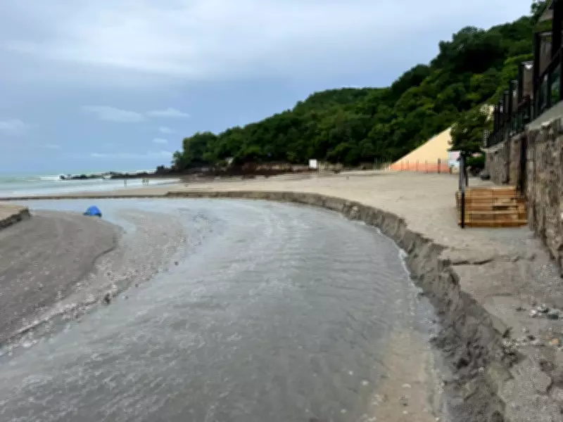 Chuvas intensas abrem nova vala na Praia de Ponta Negra e causam alagamentos em Natal