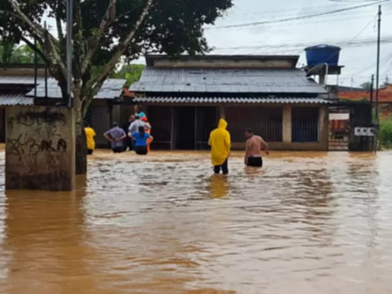 Chuvas intensas alagam bairros da Baixada da Sobral em Rio Branco e prefeitura instala gabinete de crise