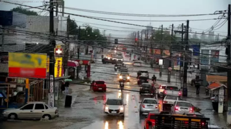 Chuvas intensas causam alagamento na Avenida Valdemar Naziazeno em João Pessoa
