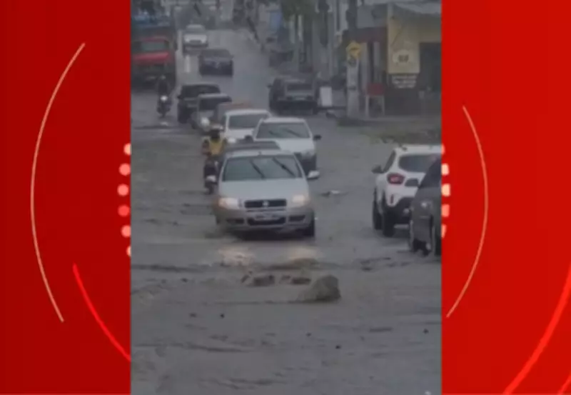 Chuvas intensas causam alagamentos em Caruaru e interrompem trânsito em diversos bairros