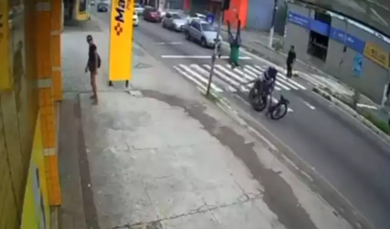 Ciclista sobrevive a atropelamento por moto em faixa de pedestre em Natal