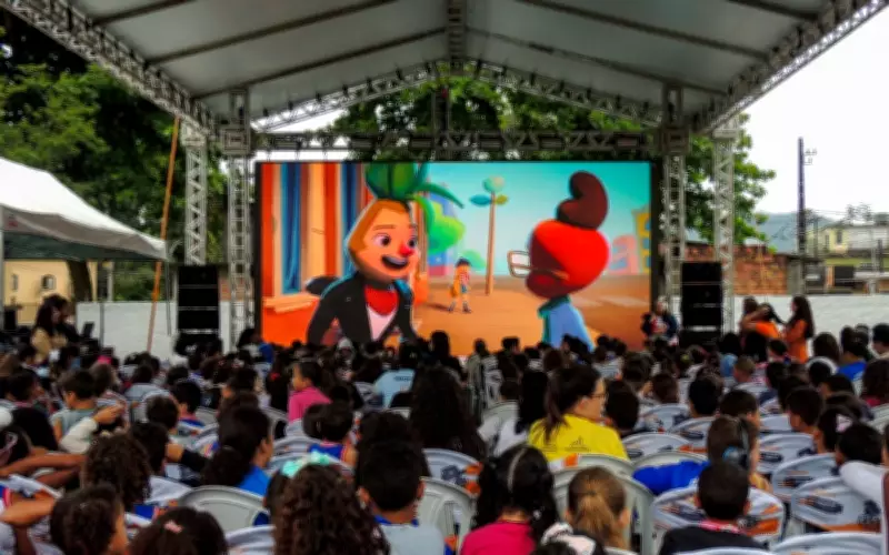 Cine Estrada Firjan SESI leva cinema gratuito para Três Rios no RJ