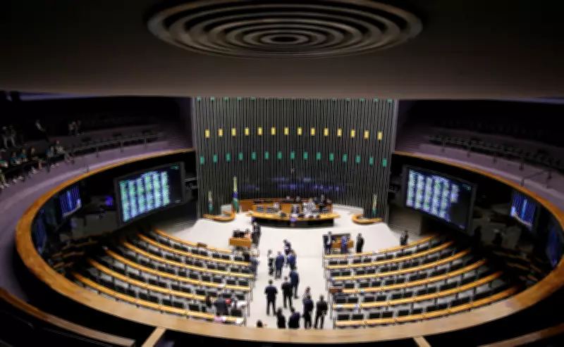 Cláusula de Barreira Reduz Partidos e Concentra Poder nas Eleições de 2026