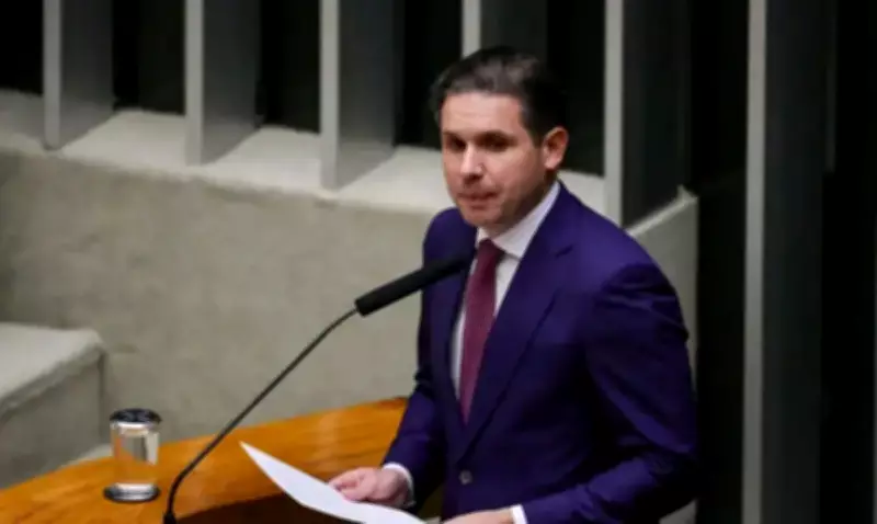 CNI entrega manifesto contra fim da escala 6x1 a Hugo Motta