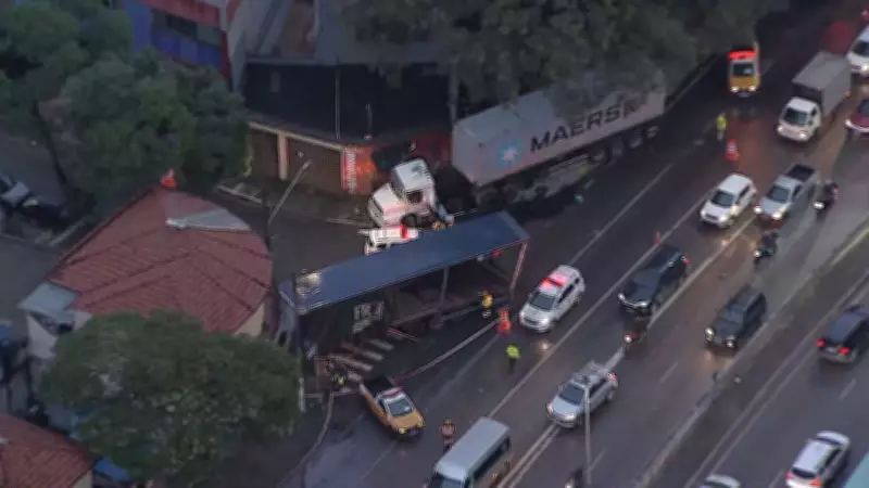 Colisão entre carretas interdita parcialmente a Av. Salim Farah Maluf