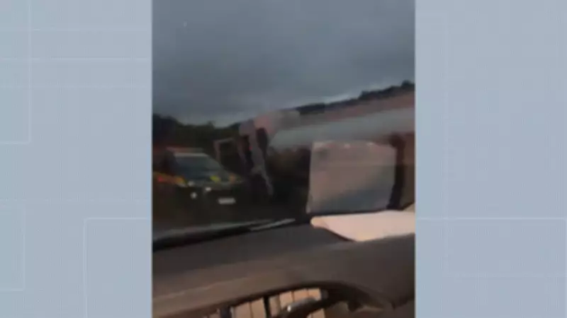 Colisão entre carro e caminhão-tanque mata três na BR-262 em Minas Gerais
