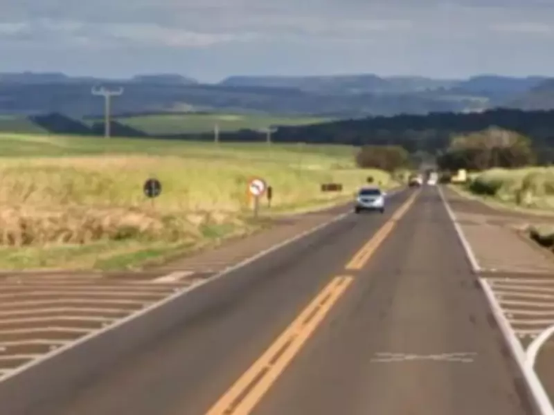 Colisão entre três carros deixa duas pessoas feridas na SP-215 em São Carlos