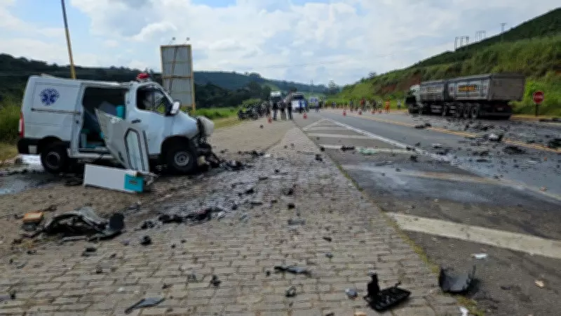 Colisão frontal entre ambulância e carreta mata dois motoristas na BR-116, em Divino