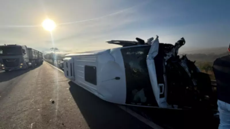 Colisão frontal entre carro e van municipal deixa 11 feridos na BR-285