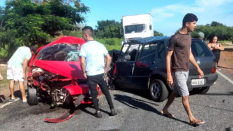 Colisão frontal entre carros deixa três mortos e um ferido em rodovia do Ceará