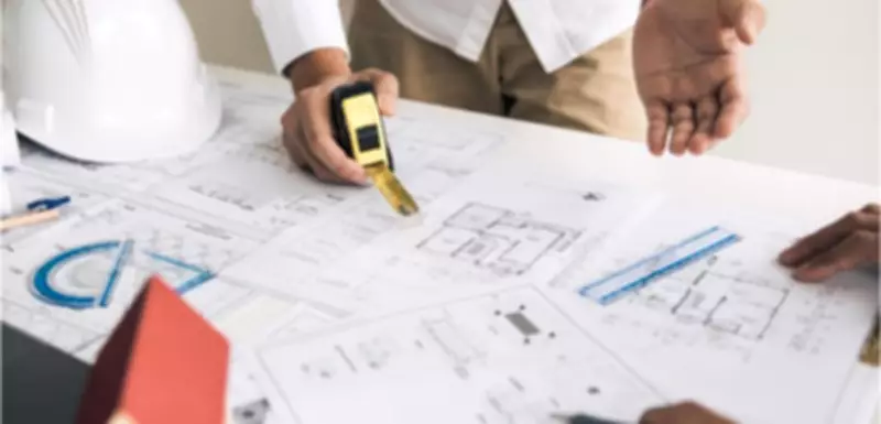 Como escolhas de materiais na construção impactam durabilidade e custos do imóvel