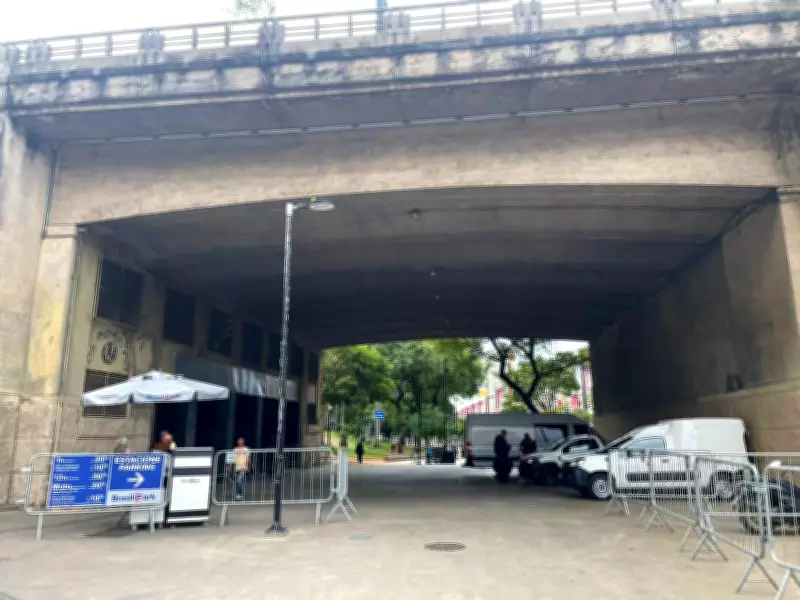 Concessionária monta estacionamento irregular sob Viaduto do Chá em São Paulo