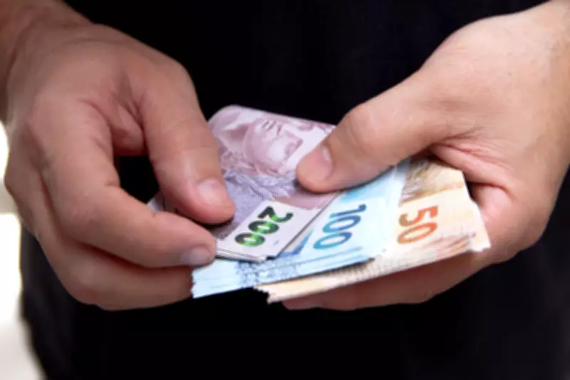Confiança do consumidor brasileiro cai em abril e atinge menor patamar em 11 meses