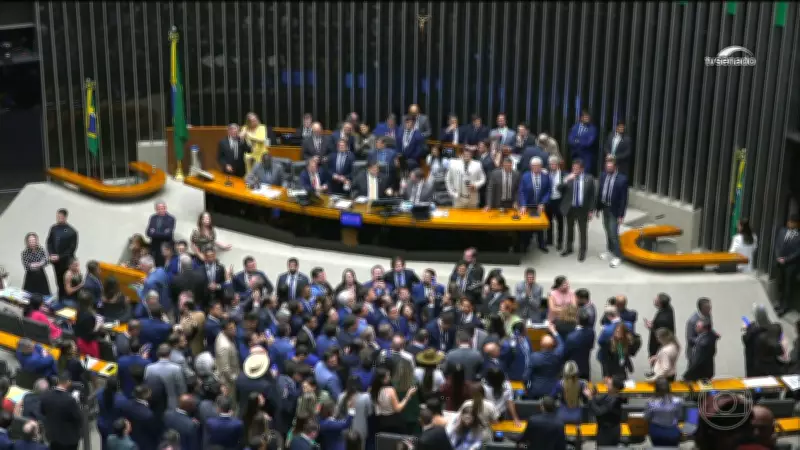 Congresso derruba veto de Lula e beneficia Bolsonaro e outros condenados