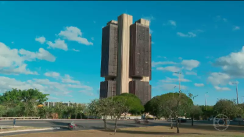 Copom corta juros em 0,25 ponto e Fed mantém taxa inalterada