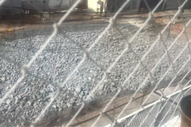 Cratera completa 2 meses interditando rua em São José dos Campos; obras começam nesta quarta