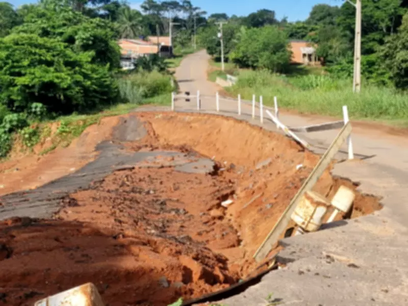 Cratera em estrada de Rio Branco compromete tráfego e exige isolamento imediato