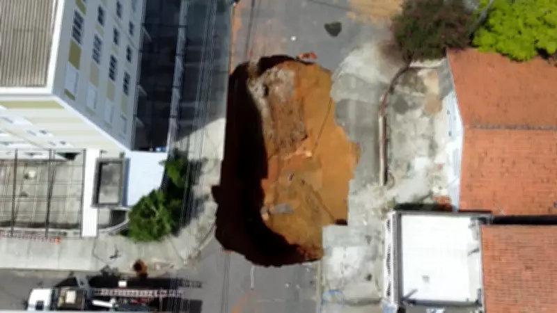 Cratera em São José dos Campos segue aberta após meses; obras de galeria pluvial são autorizadas