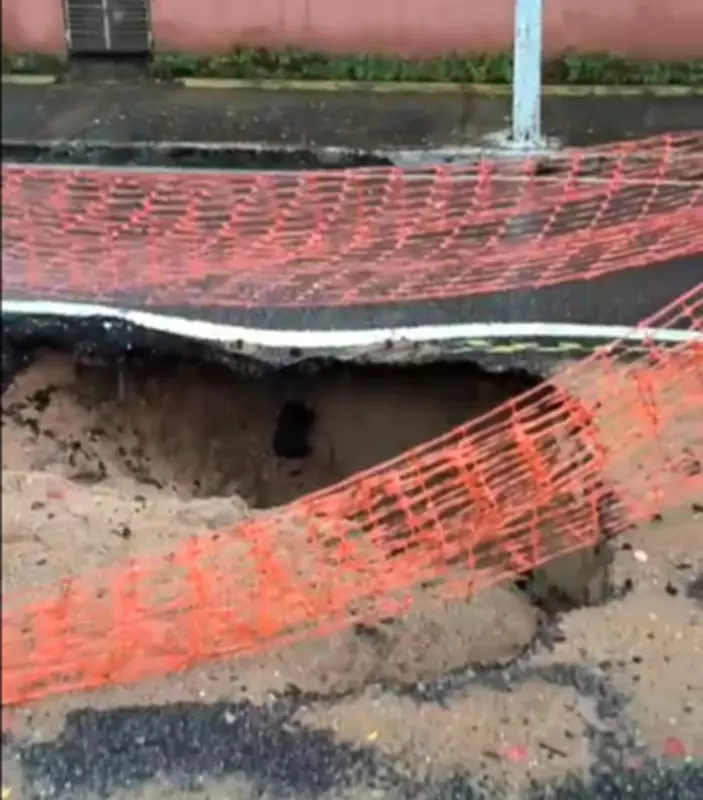 Cratera interdita Avenida Romualdo Galvão em Natal durante chuva