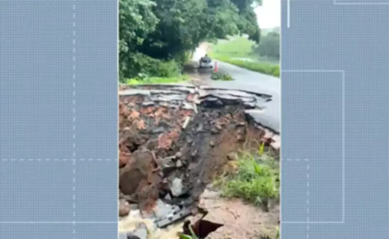 Cratera interdita parcialmente rodovia PB-032 na Paraíba após fortes chuvas